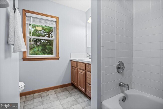 Building Photo - 405 Holly Glen Dr