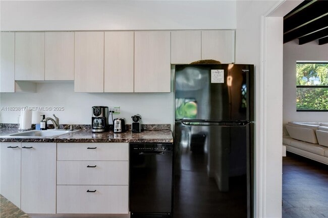 Building Photo - 11534 NE 13th Ave