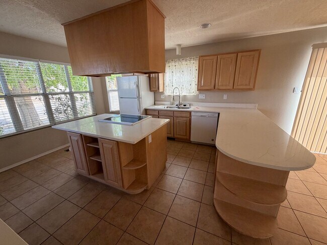 Building Photo - Spacious 3-Bedroom