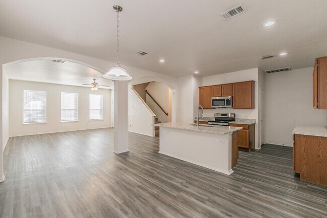 Building Photo - Newly Remolded in Lakewood-walking distance to the lake