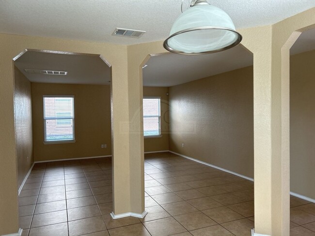 Building Photo - 204 W Gemini Ln