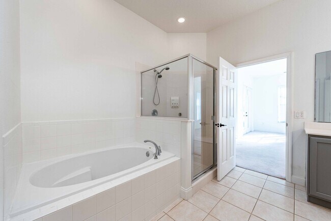 Building Photo - St. Cloud 4 Bedroom, 4 Bathroom Pool Home with Lake View