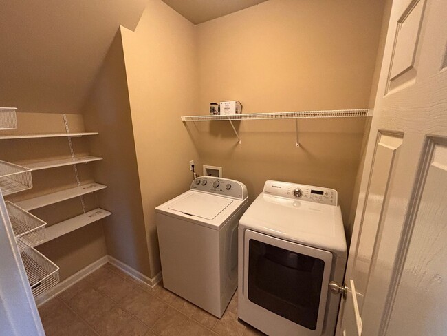 Building Photo - Beautiful 2-Bed, 2.5-Bath Townhouse in Har...