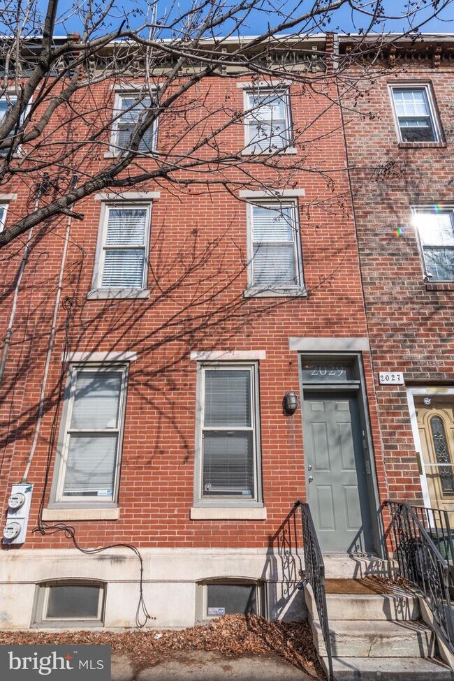 Building Photo - 2029 Bainbridge St