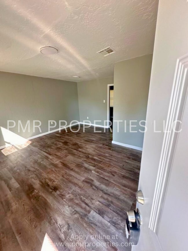 Building Photo - 2 Bedrooms / 1 Bathroom House