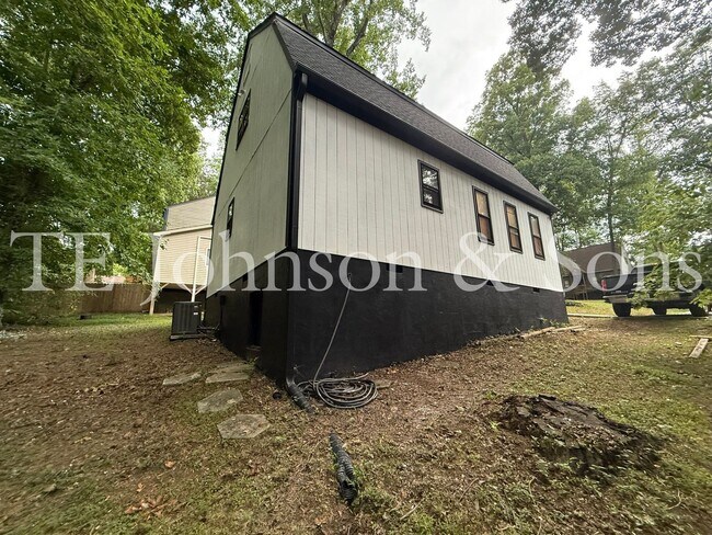 Building Photo - Modern 3BR Home with Main Level Primary Suite & Open Floor Plan in Winston-Salem