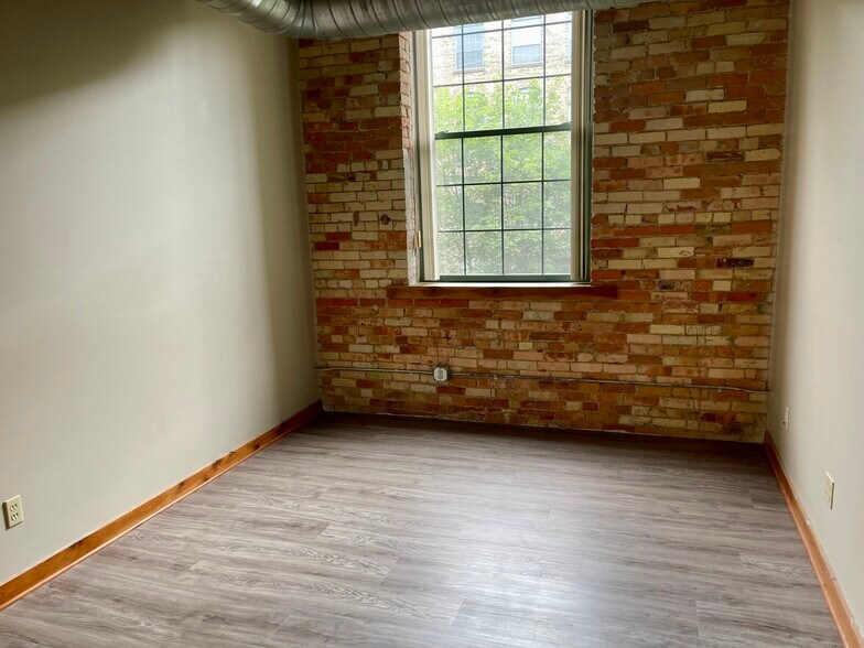 Building Photo - 940 Monroe Ave NW