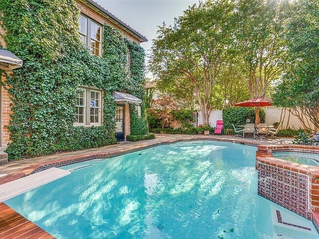 Building Photo - "Charming 3-Bedroom Home on University Blvd – Spacious 2402 Sq Ft with 2 Full Baths in Prime Univ...