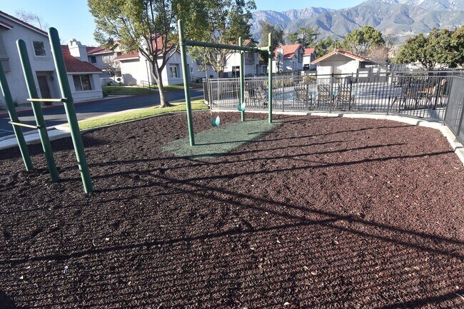 Building Photo - Gorgeous 2 Bedroom Condo