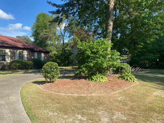 Building Photo - 3 Bedroom 3 Bath Brick Ranch