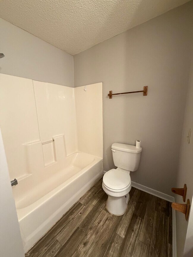 Building Photo - 302 Admiral's Walk Dr
