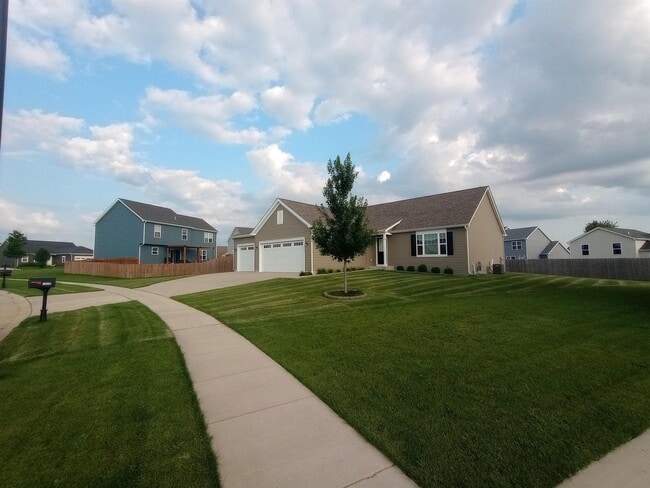 Building Photo - 1429 E Pinecrest Ln