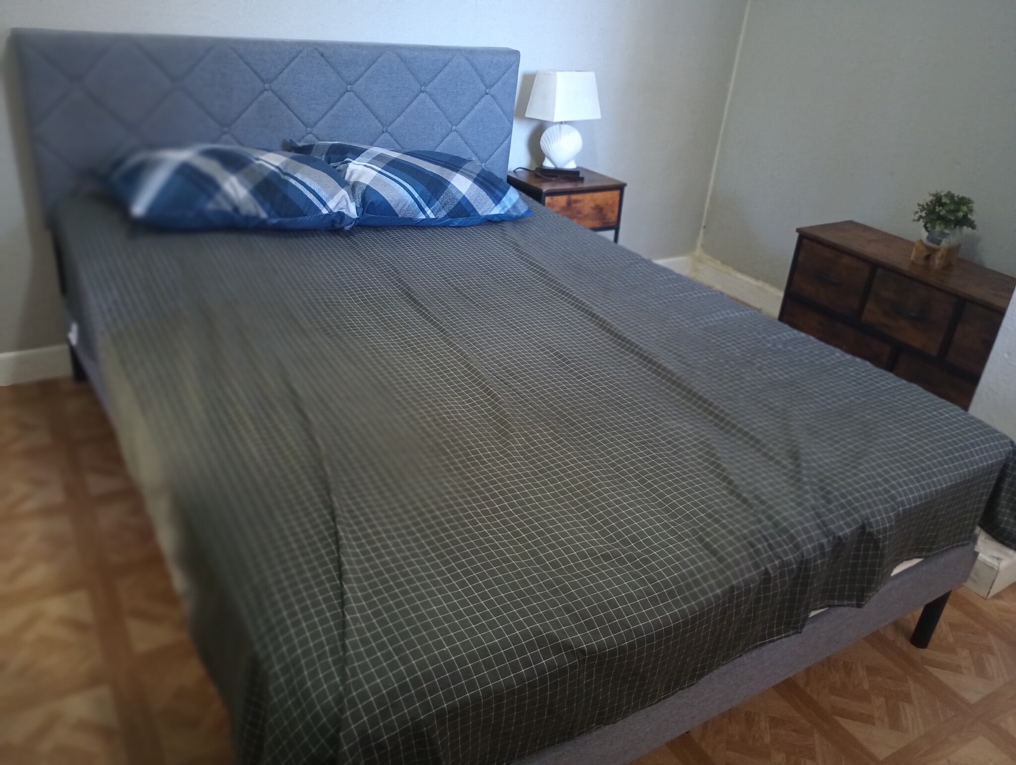 Queen size bed - 11925 168th St