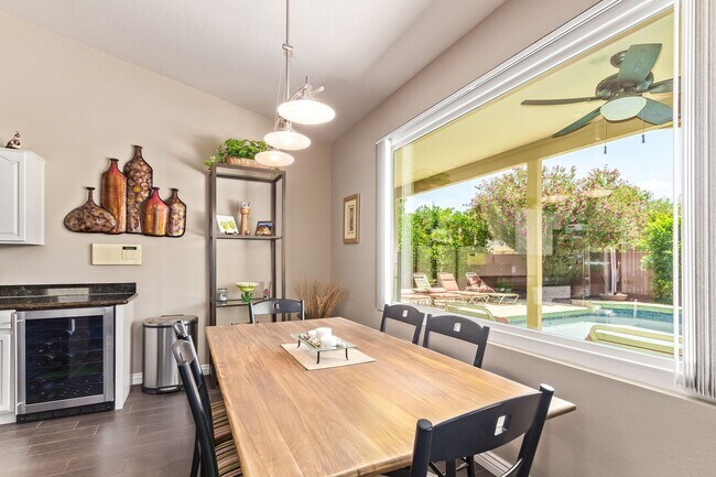 Building Photo - Gorgeous Winter Retreat - Fully Furnished