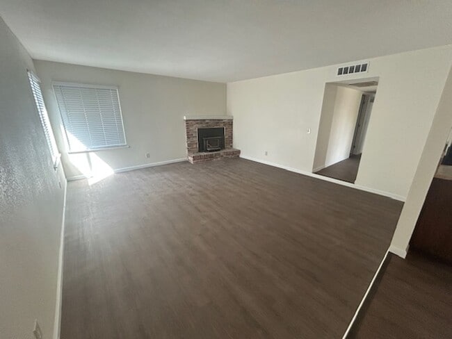 Building Photo - Newly Remodeled
