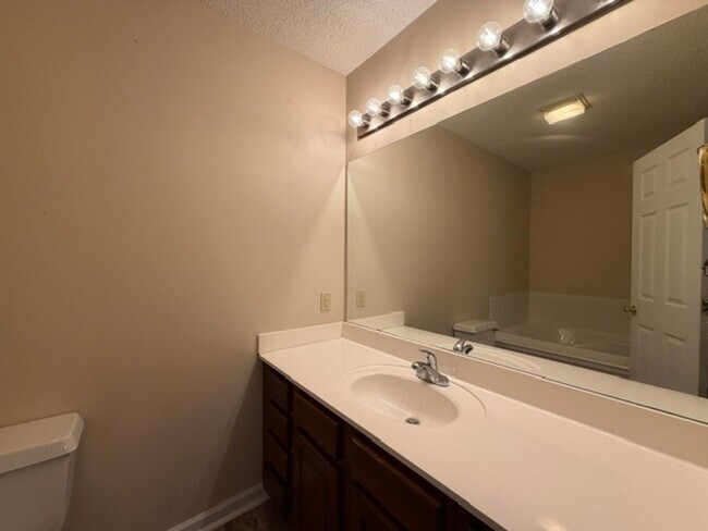 Building Photo - 3 or 4 Bedroom / 3.5 Bath Condo Kingsport, TN 37663