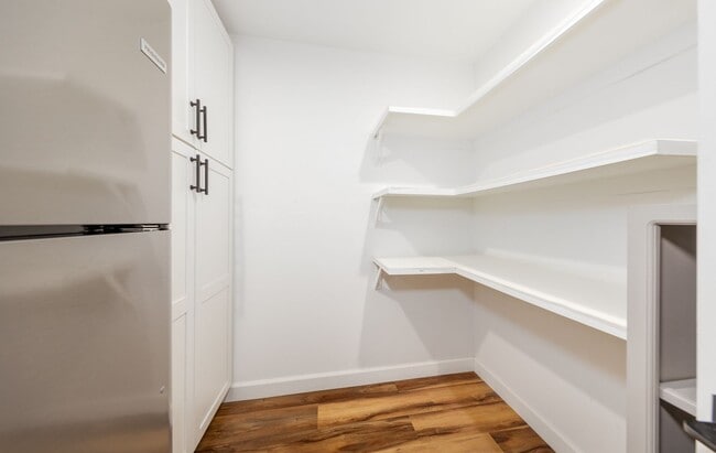 Building Photo - Large, Gorgeous Single Story Pool Home