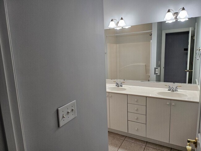 Building Photo - Southport - 3bedroom, 2 bath Townhouse