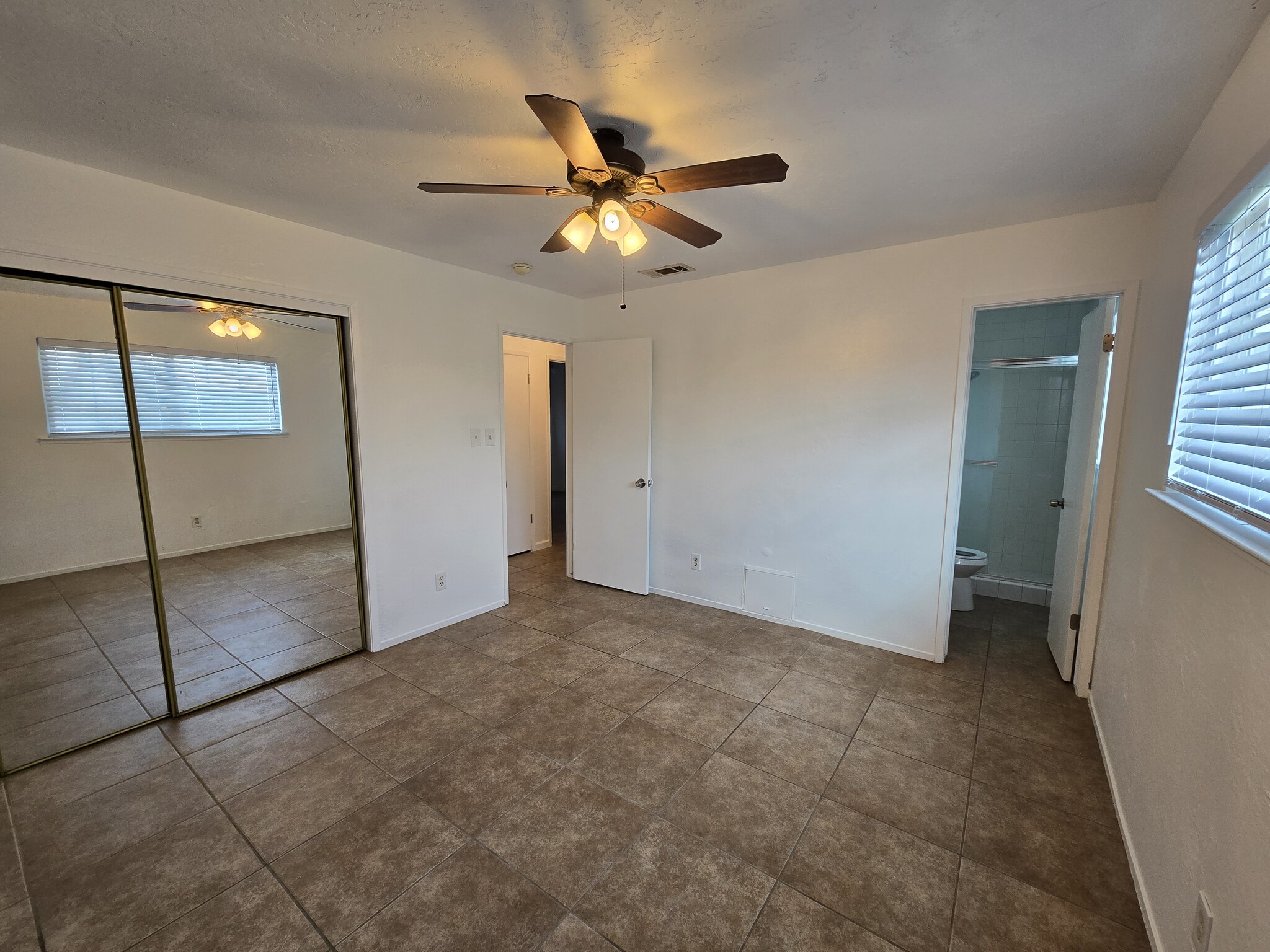 Master bedroom - 4577 N Lorna Ave