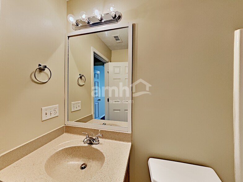 Building Photo - 450 Crested View Dr