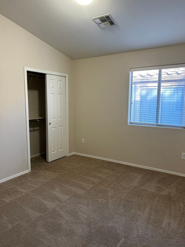 Building Photo - Spacious 4-bedroom, 2-bathroom single stor...