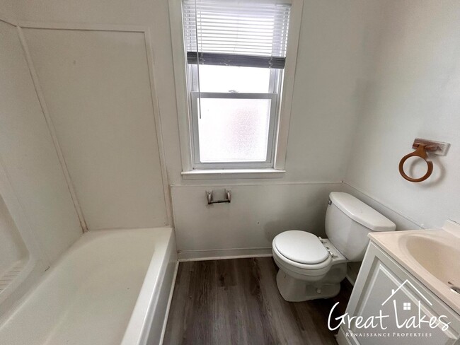 Building Photo - Cozy 3 Bedroom 1 Bathroom now available fo...