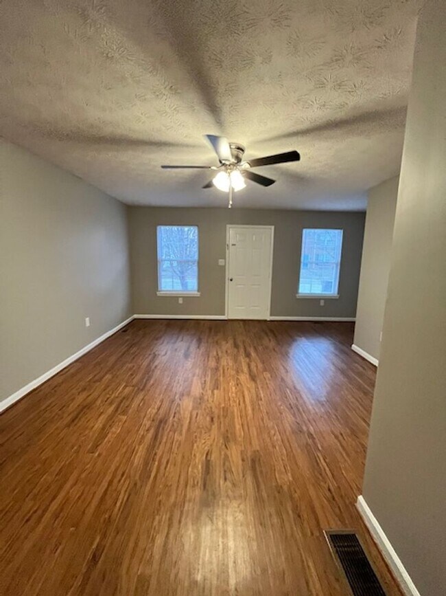 Building Photo - Stunning 2-bedroom, 2.5-bathroom townhouse