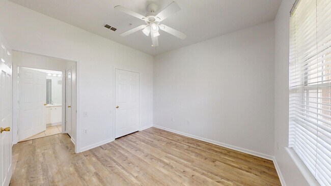 Building Photo - Beautifully updated 2 bed, 2 bath third-fl...