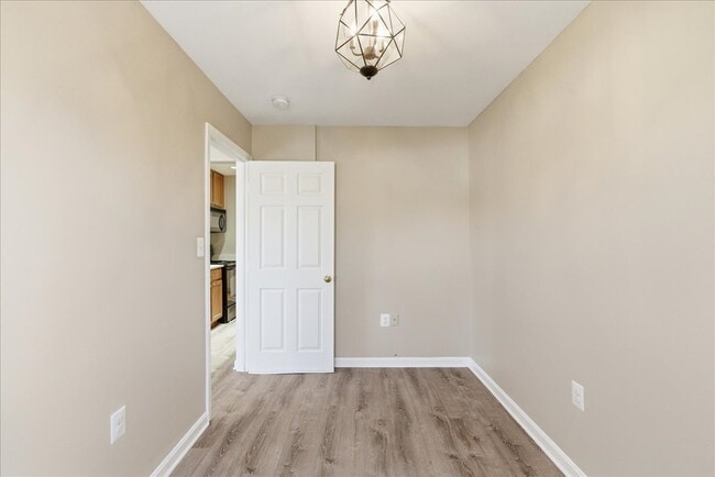 Building Photo - "Charming 2-Bed Oasis: Cozy 780 Sq Ft Retreat in Sterling, VA!"