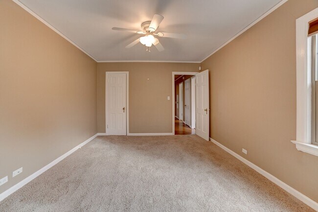 Building Photo - 3 Bed | 1 Bath in Midtown!