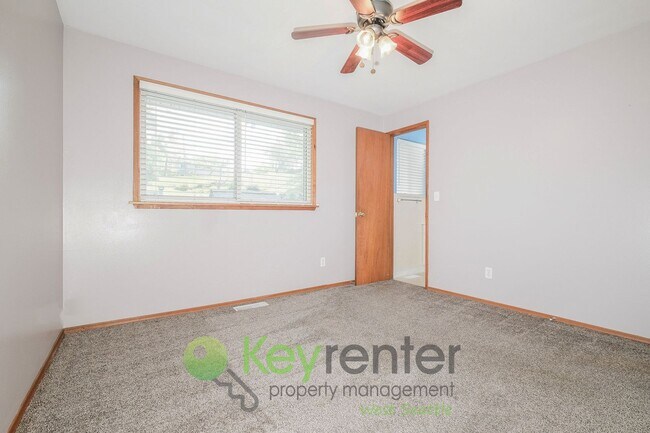 Building Photo - Des Moines 3 Bed Gem with Hot Tub and Spacious Layout