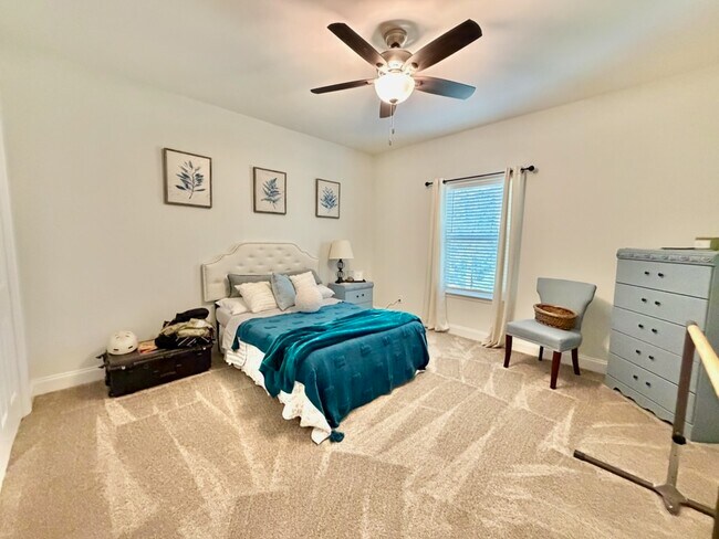 Building Photo - 411B Redwood Ave