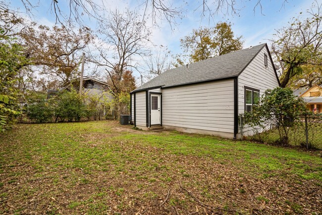 Building Photo - Charming in Cleburne