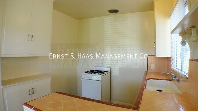 Building Photo - Beautiful Duplex Apartment in Prime Bixby ...
