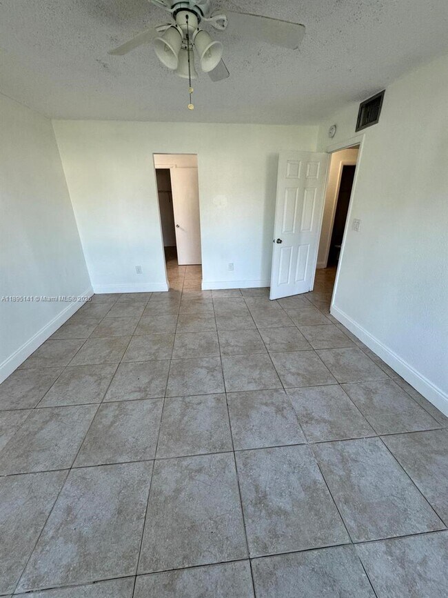 Building Photo - 14840 Naranja Lakes Blvd