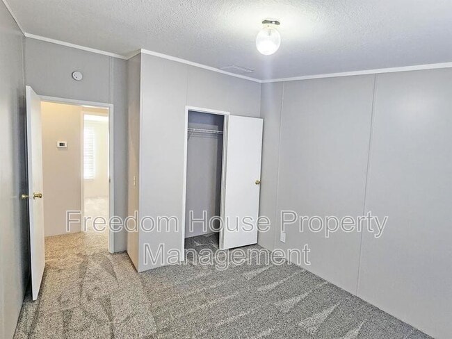 Building Photo - 320 W Comstock Cir S