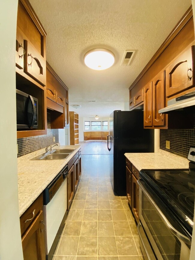 Building Photo - "Spacious 3-Bedroom Retreat with 2 Full Baths in Peaceful Meridianville!"