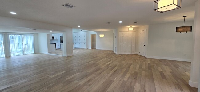 Building Photo - Completely remodeled 4 Bed 4 Bath home wit...