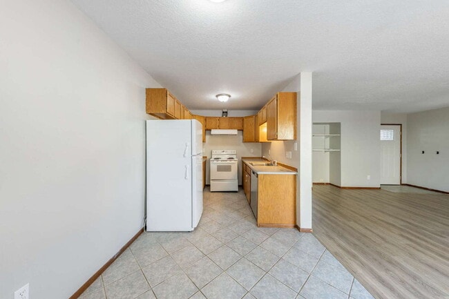 Building Photo - Spacious Townhome 3 Bedrooms plus office!