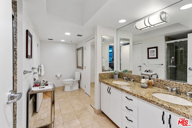 Building Photo - 13700 Marina Pointe Dr