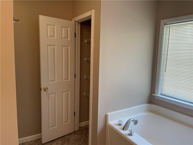 Building Photo - 8801 Lakecrest Way