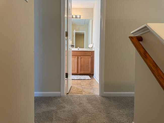 Building Photo - Room in Townhome on Averette Hill Dr