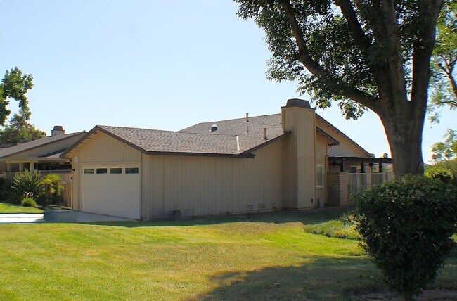 Building Photo - Stunning 3 bed, 2 bath Townhome for Rent.