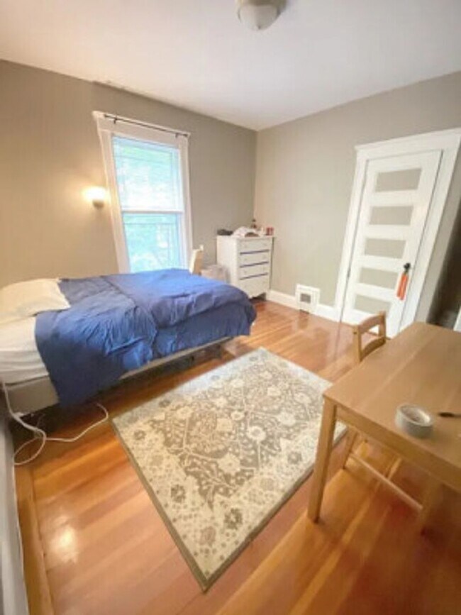 Building Photo - ALLSTON 3 BR Apartment - 9/1