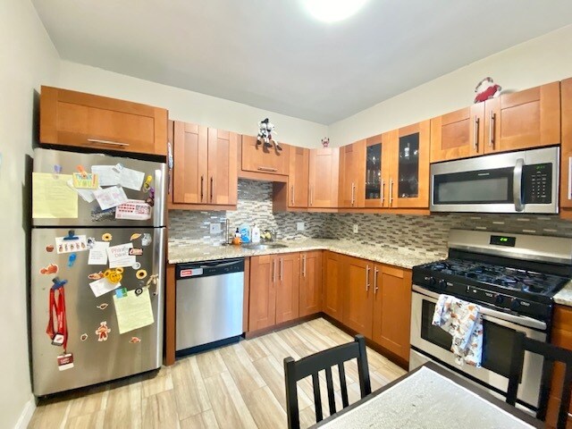 Building Photo - 170 Thorndike St