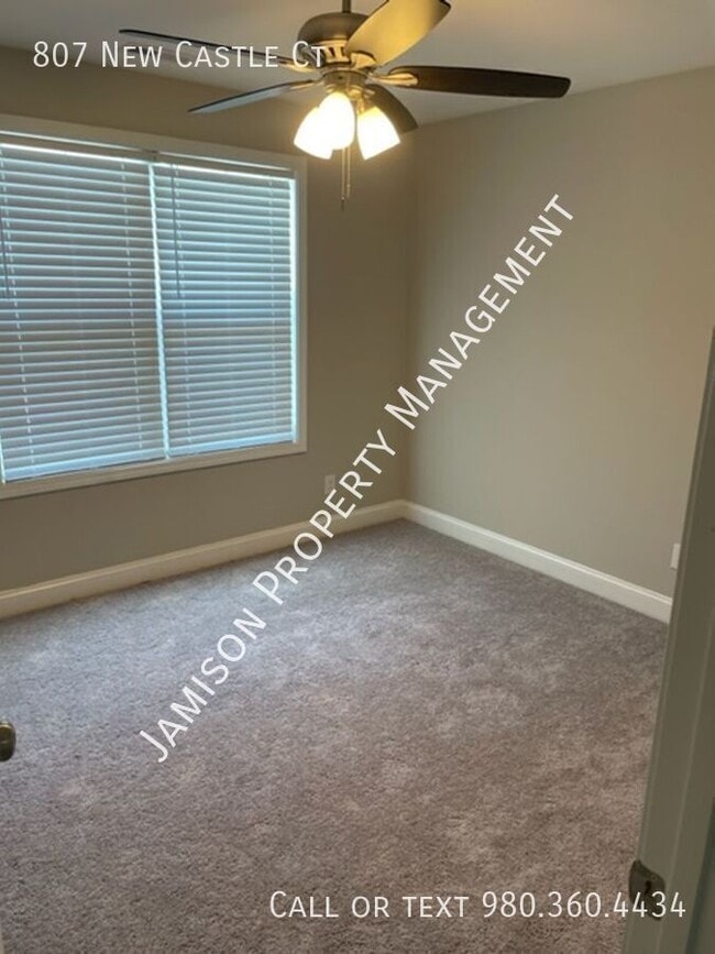 Building Photo - 807 New Castle Ct