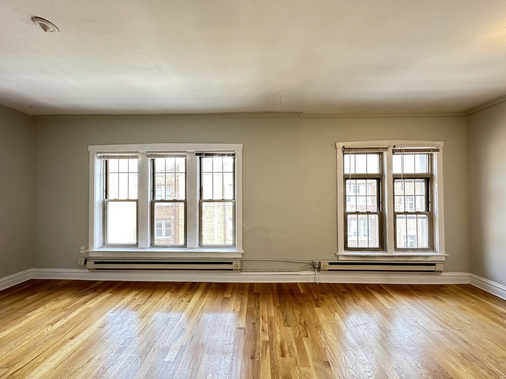 Building Photo - 644 W Barry Ave