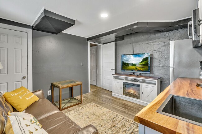 Building Photo - Rare Find: Flexible Living and Stunning Vi...