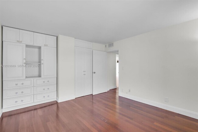 Building Photo - 1800 Collins Ave