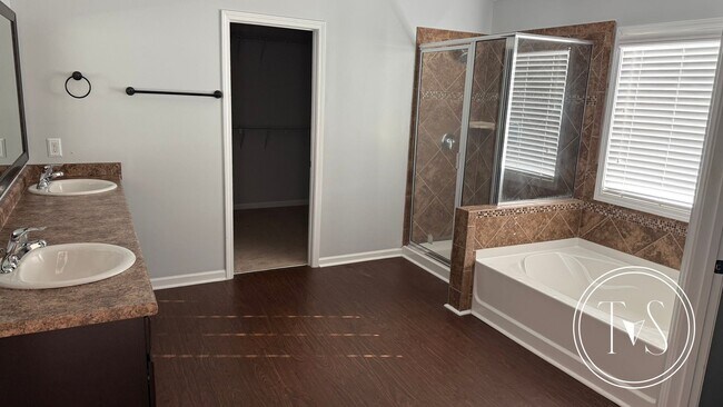 Building Photo - RATE DROP ALERT (was $3200/month)!